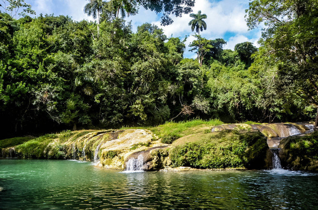 Waterval met groenblauw bassin in tropisch regenwoud op Cuba, tijdens groepsrondreis Cuba Hoogtepunten.