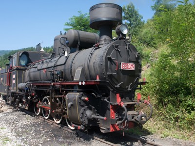 Zwarte stoomlocomotief op het spoor tijdens de Route Zuid-Oost Europa, 22 dagen.