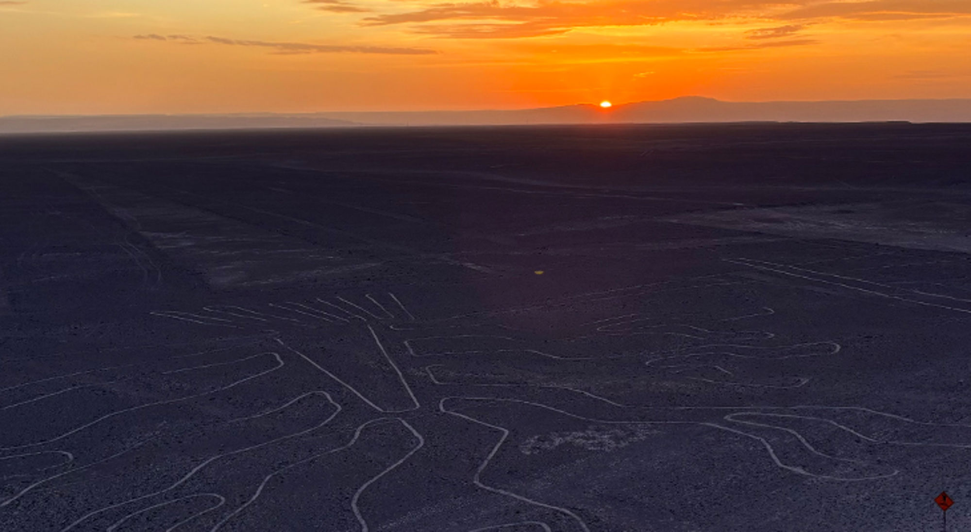 Nazcalijnen Peru Zonsondergang boven de Nazcalijnen in de Peruaanse woestijn, gezien vanaf een uitkijkpunt.