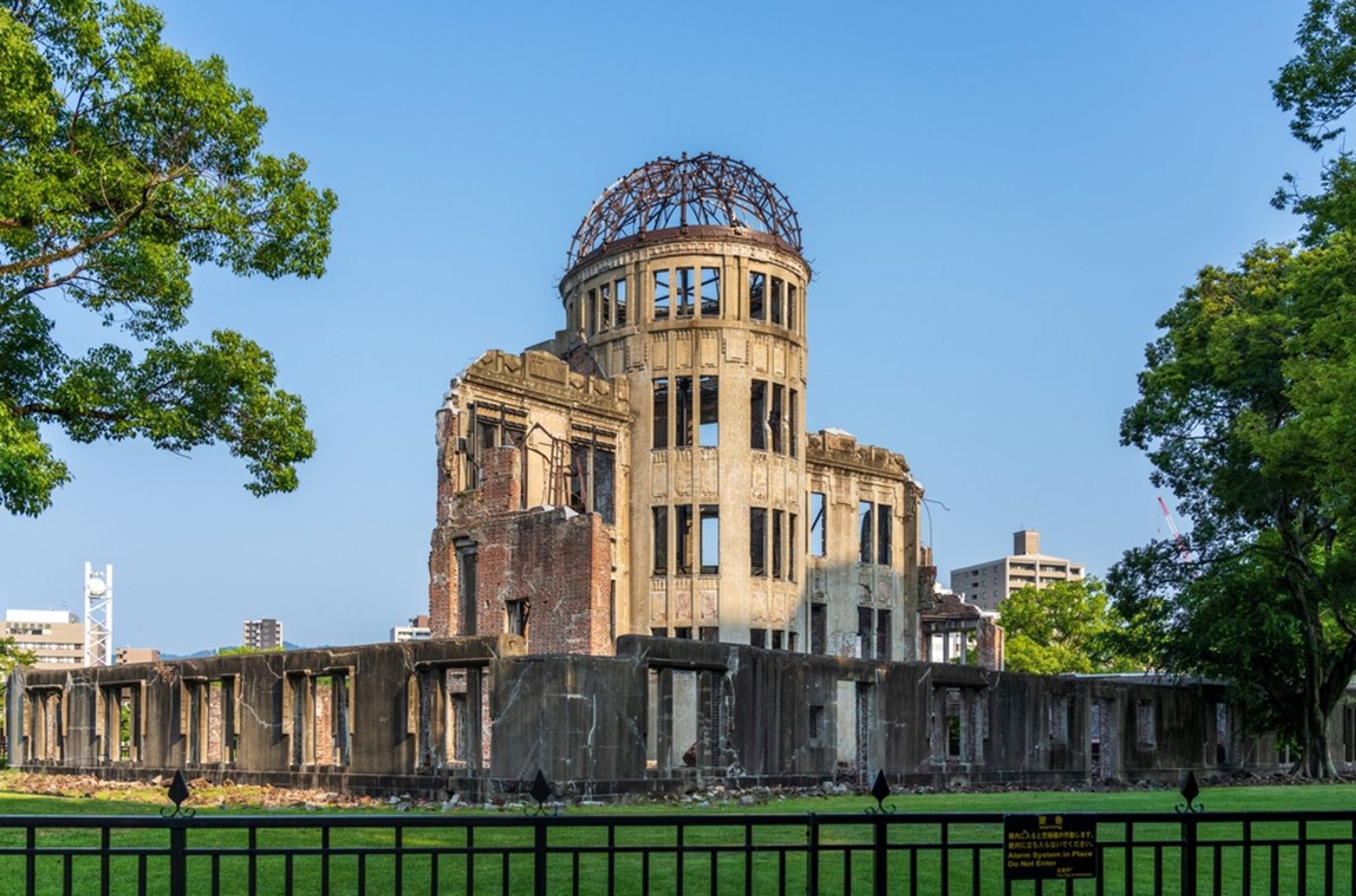 Koepelruïne van de Hiroshima Peace Memorial (Genbaku Dome) in Japan, omringd door groen.