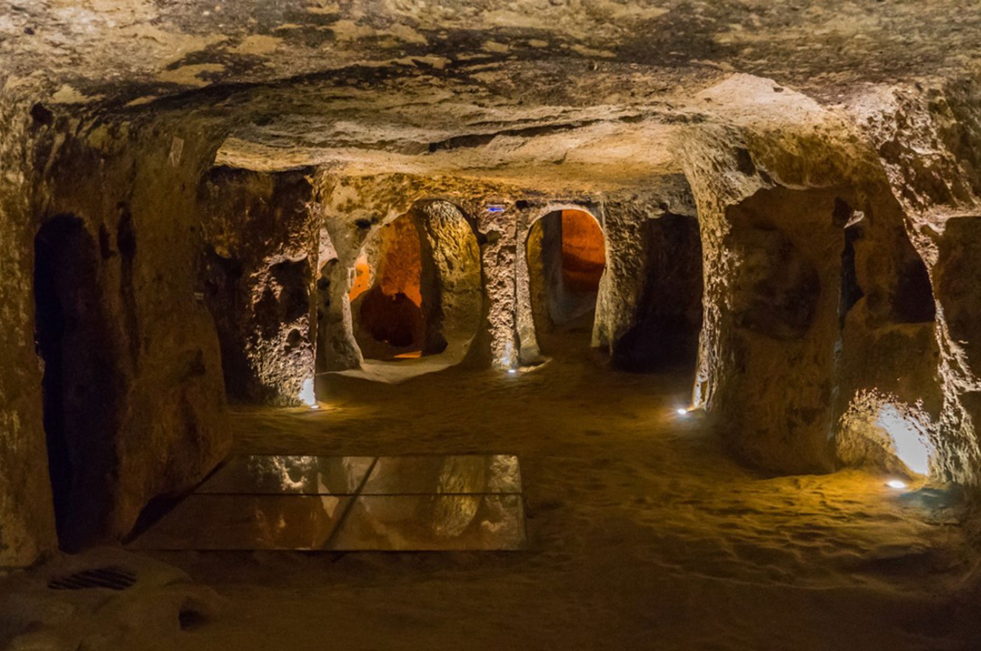 Verlichte gangen en kamers in een ondergrondse stad in Cappadocië, Turkije.