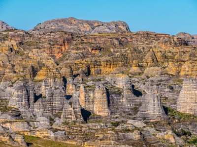 Rotsformaties en kliffen in het Isalo Nationaal Park tijdens de Route Madagascar, 19 dagen.