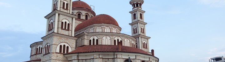 Orthodoxe kathedraal met koepels en klokkentorens in Korçë, Albanië.