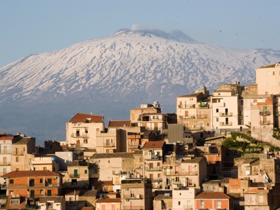 Uitzicht op de Etna met een Siciliaans dorp op de voorgrond, tijdens de route Amalfikust, Cilento en Sicilië.