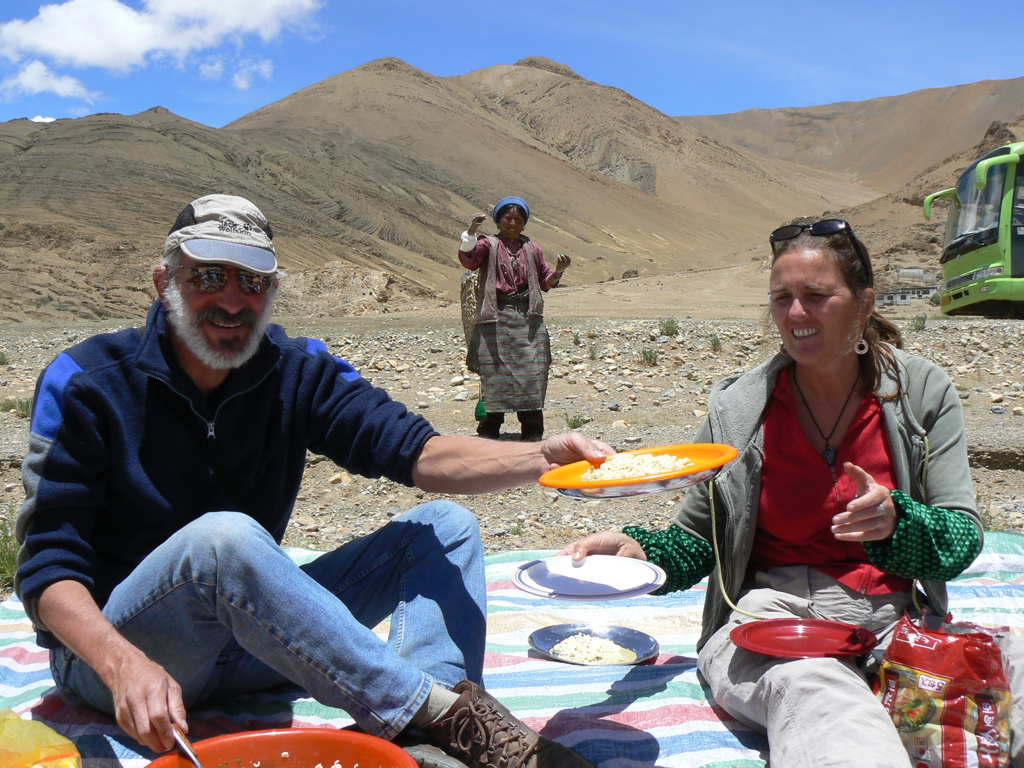 Picknick tijdens groepsrondreis Tibet en Nepal, met reizigers in een berglandschap op grote hoogte.