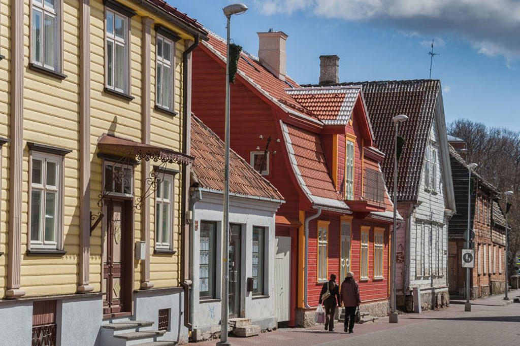 Kleurrijke houten huizen in de oude binnenstad van Tallinn, Estland, tijdens familiereis Polen en Baltische Staten.