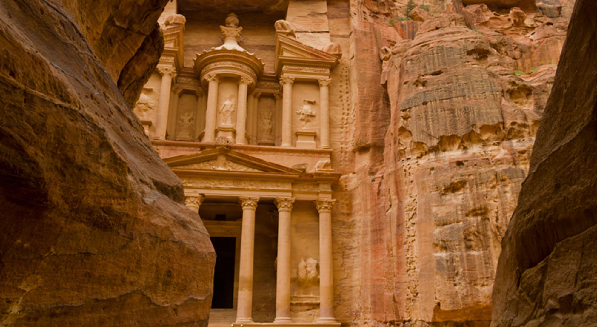 De Schatkamer (Al-Khazneh) in Petra, uitgehouwen in de rotswand tussen hoge kliffen in Jordanië.
