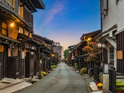 Traditionele straat met houten huizen in Takayama bij schemering, onderdeel van de route Japan.