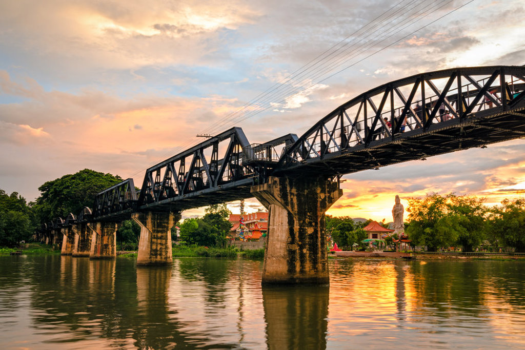 Brug over de rivier Kwai bij Kanchanaburi tijdens zonsondergang, Thailand.