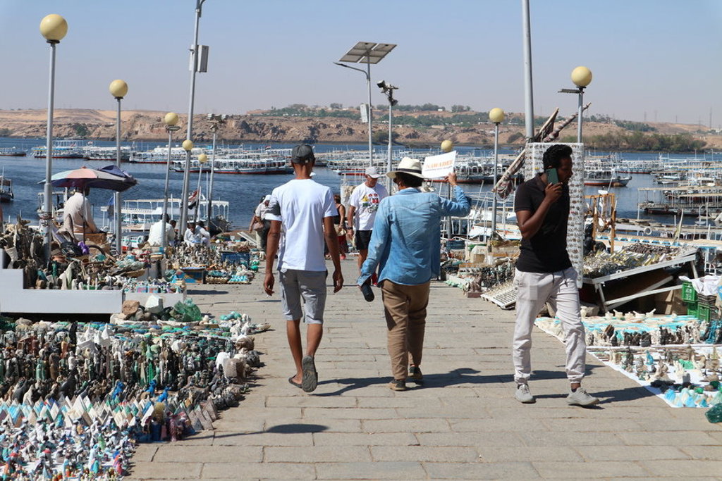 Souk met souvenirs aan de Nijl, met boten in de haven tijdens de groepsrondreis Egypte Hoogtepunten.
