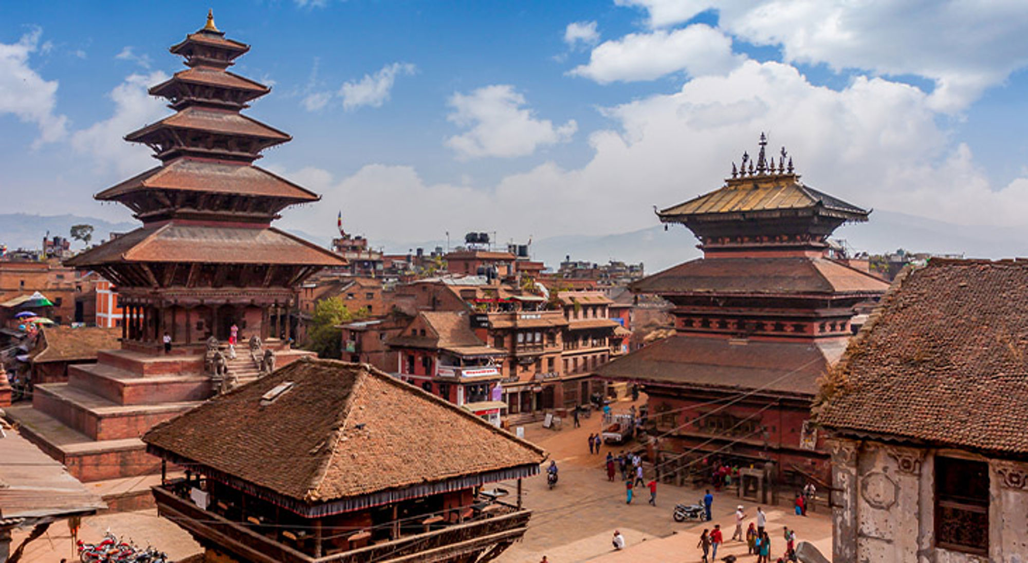 Uitzicht op Bhaktapur Durbar Square met traditionele pagodetempels en plein in Kathmanduvallei, Nepal.