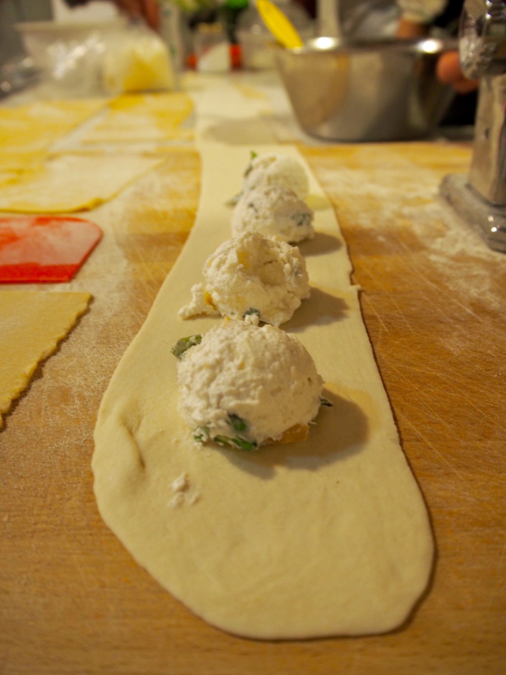 Verse pasta met ricottavulling tijdens een kookworkshop op de Amalfikust rondreis.