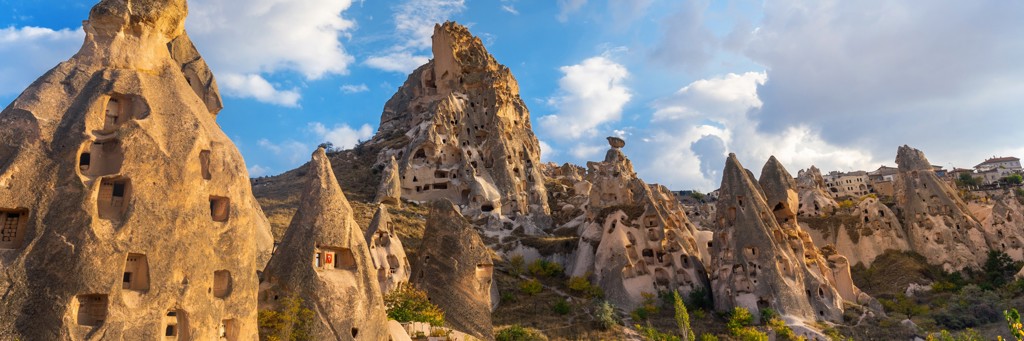 Rotsformaties met uitgehakte grotwoningen in Cappadocië, Turkije.