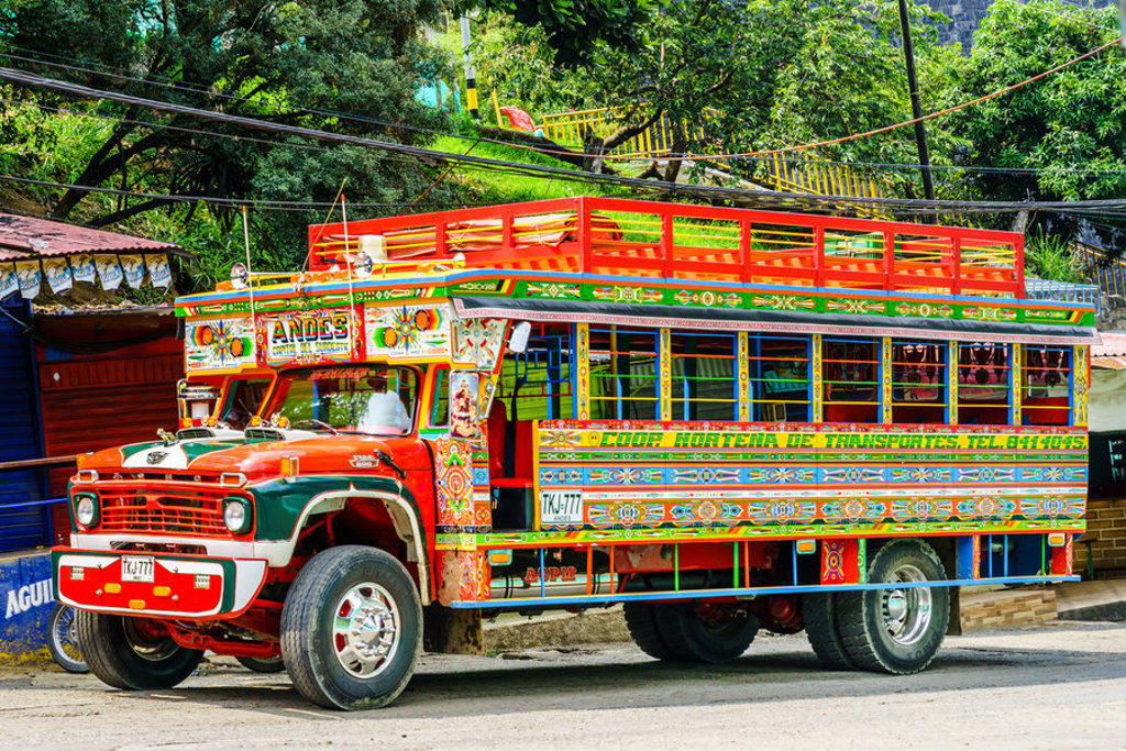 Kleurrijke chicken bus in Guatemala tijdens familiereis Guatemala en Belize.