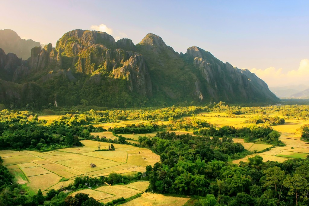 Karstbergen en rijstvelden bij Vang Vieng in Laos tijdens de rondreis Thailand, Laos en Cambodja.