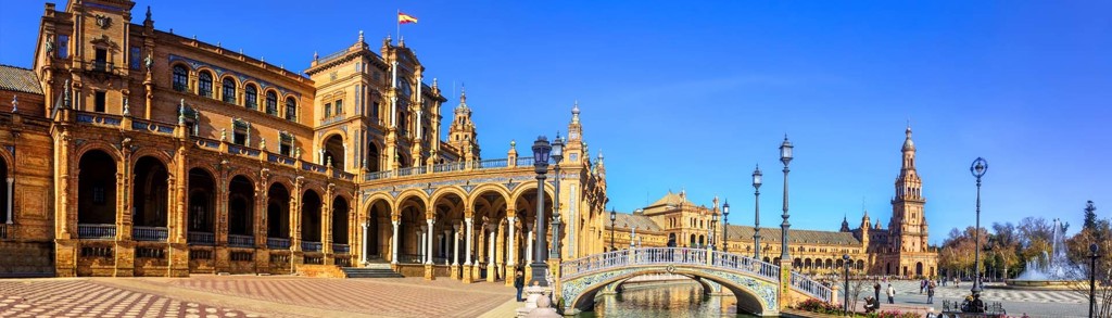 Plaza de España in Sevilla met brug en kanaal, hoogtepunten van een familiereis Andalusië in Spanje.