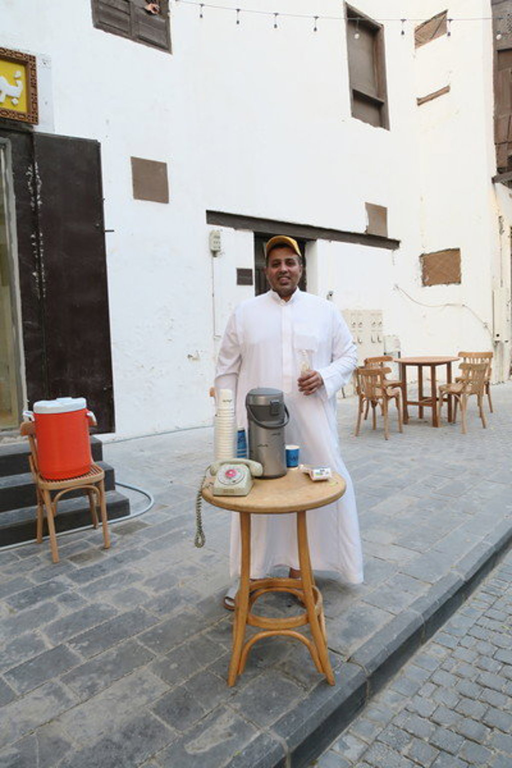 Man serveert traditionele koffie op straat in Saoedi-Arabië tijdens een groepsrondreis.