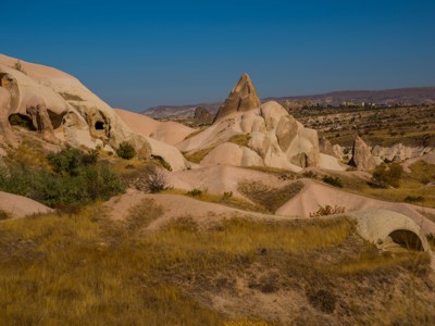 Rotsformaties en grotwoningen in het landschap van Cappadocië, Turkije, langs de wandelroute.