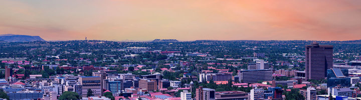Panorama van Bloemfontein bij zonsondergang, met skyline en uitgestrekte stad in Zuid-Afrika.