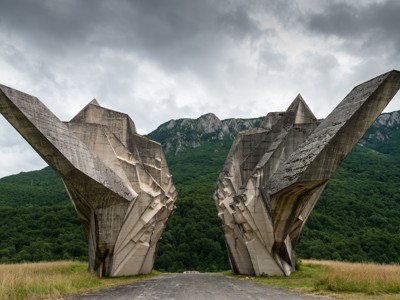 Monumentale betonnen vleugels bij het Sutjeska herdenkingsmonument in Bosnië en Herzegovina.