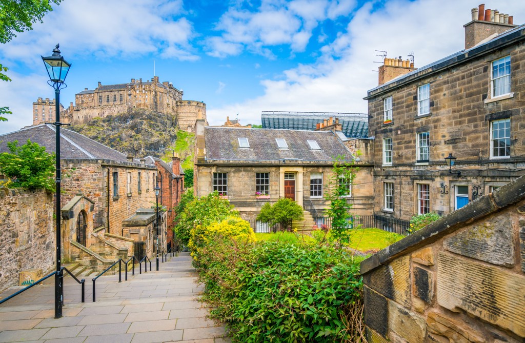 Edinburgh Castle boven de historische Old Town in Edinburgh, Verenigd Koninkrijk.