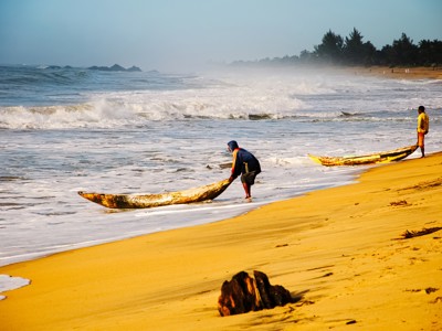Vissers trekken hun kano’s het strand op aan de kust van Madagascar.