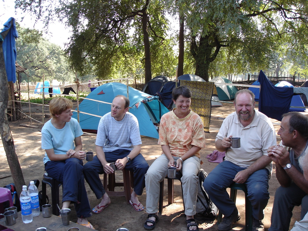 Reizigers drinken thee op een camping met tenten tijdens groepsrondreis India Orissa.