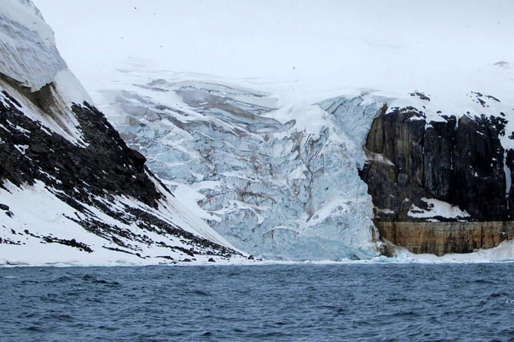 Zeilschip Antigua vaart door drijfijs bij Spitsbergen tijdens een avontuurlijke groepscruise.