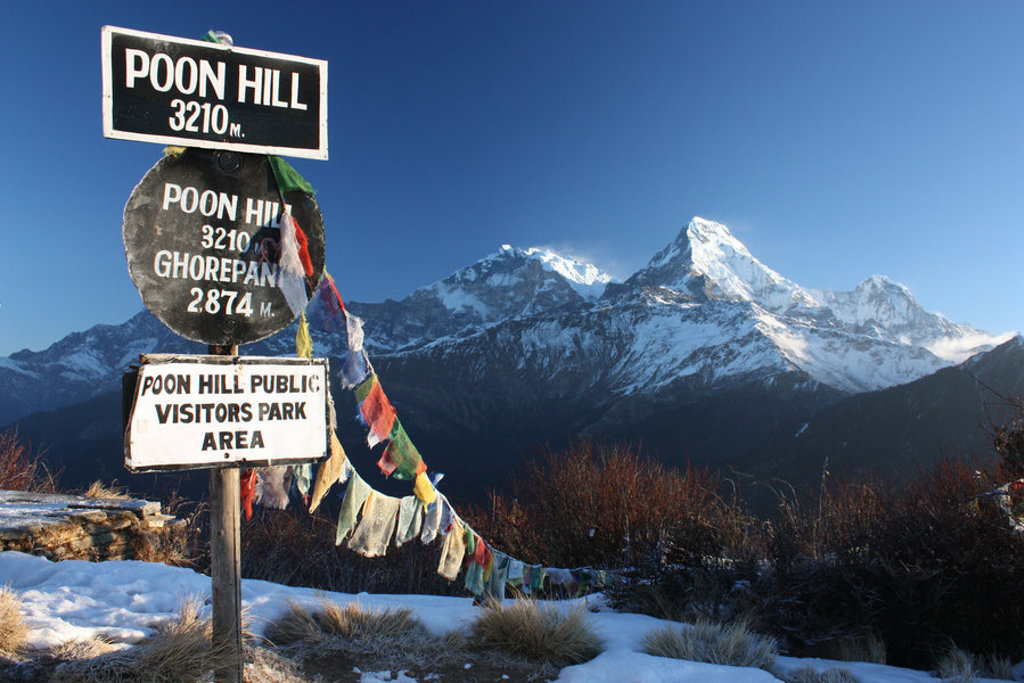 Uitzicht vanaf Poon Hill (3210 m) op besneeuwde Himalaya-bergen tijdens groepsrondreis Nepal.
