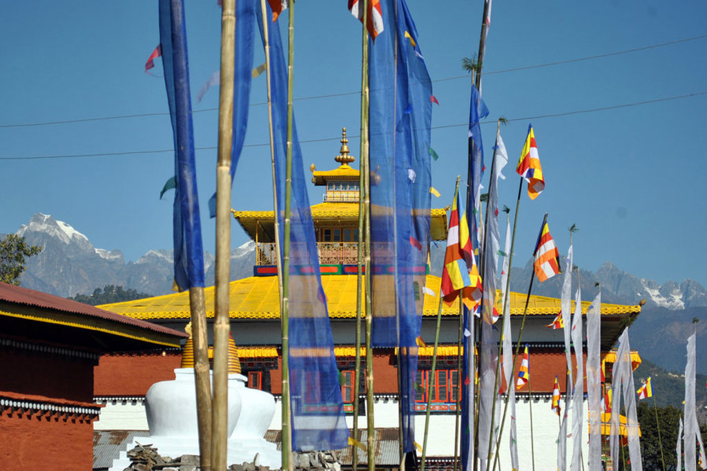Boeddhistisch klooster met gebedsvlaggen en uitzicht op de Himalaya tijdens groepsrondreis Sikkim en Bhutan.