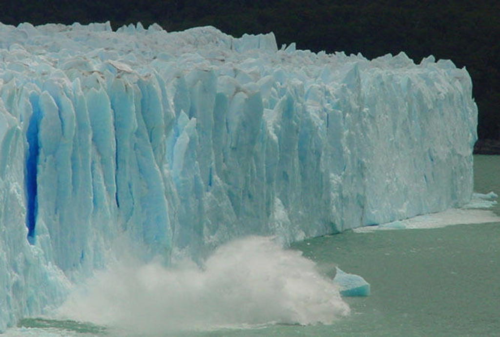 Afkalvend gletsjerfront in Patagonië met ijs dat in het water stort tijdens de groepsrondreis Patagonië en Paaseiland.