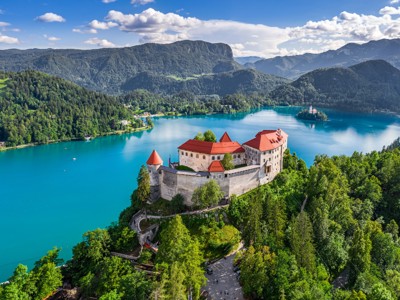 Kasteel van Bled met uitzicht op het turquoise Meer van Bled, Slovenië.