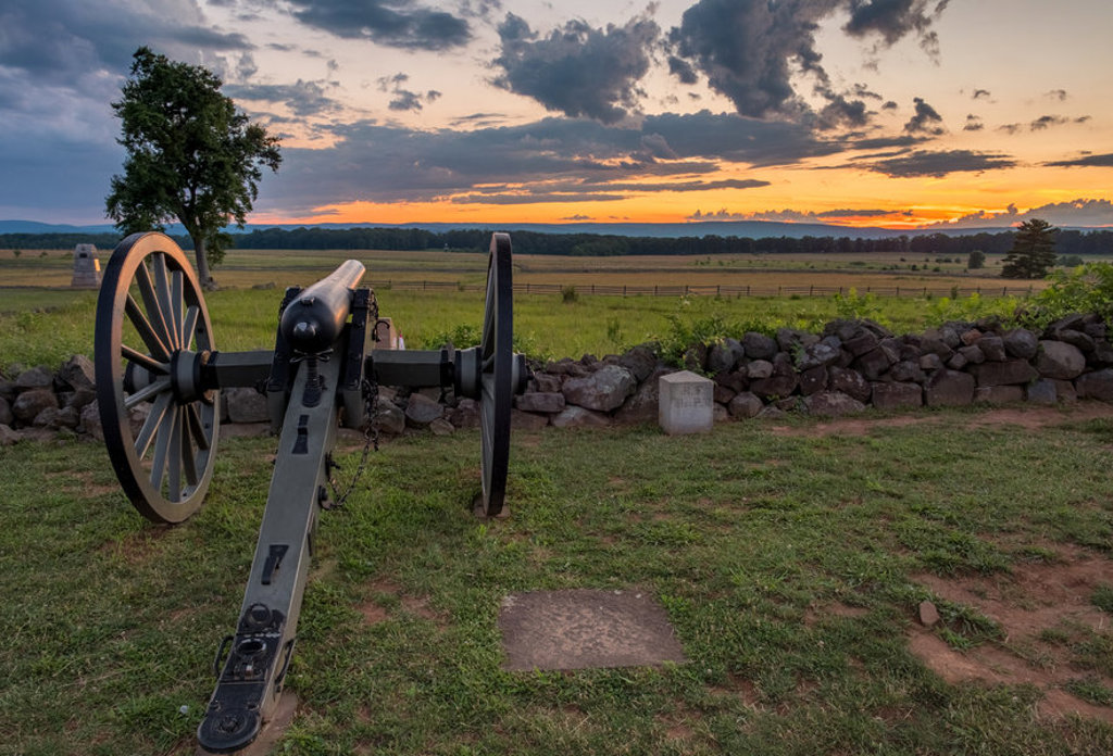 Kanonnen bij Gettysburg National Military Park tijdens zonsondergang, groepsrondreis Verenigde Staten Noordoost.
