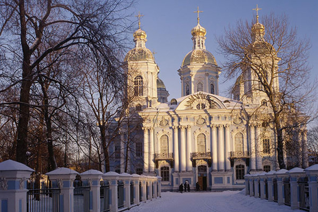 Russisch-orthodoxe kathedraal met gouden koepels in winterse sneeuw, tijdens groepsrondreis Rusland winter.