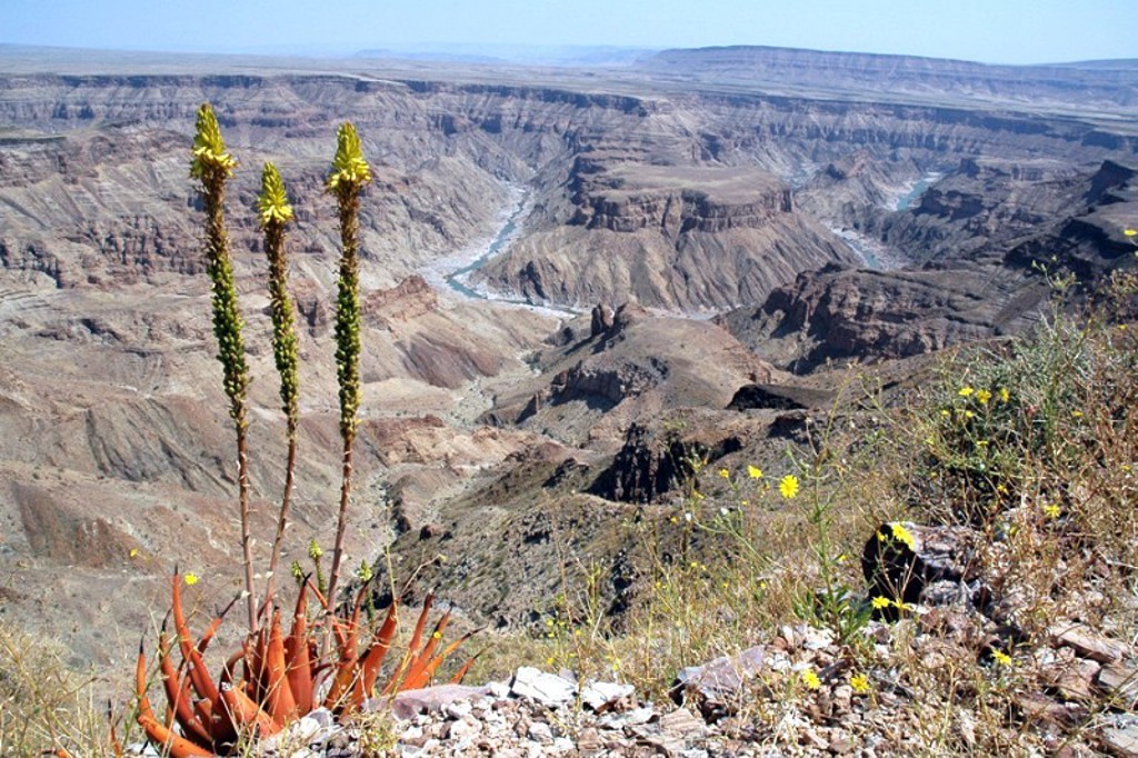 Uitzicht over de Fish River Canyon in Namibië tijdens een groepsrondreis Zuidelijk Afrika met kampeerreis.