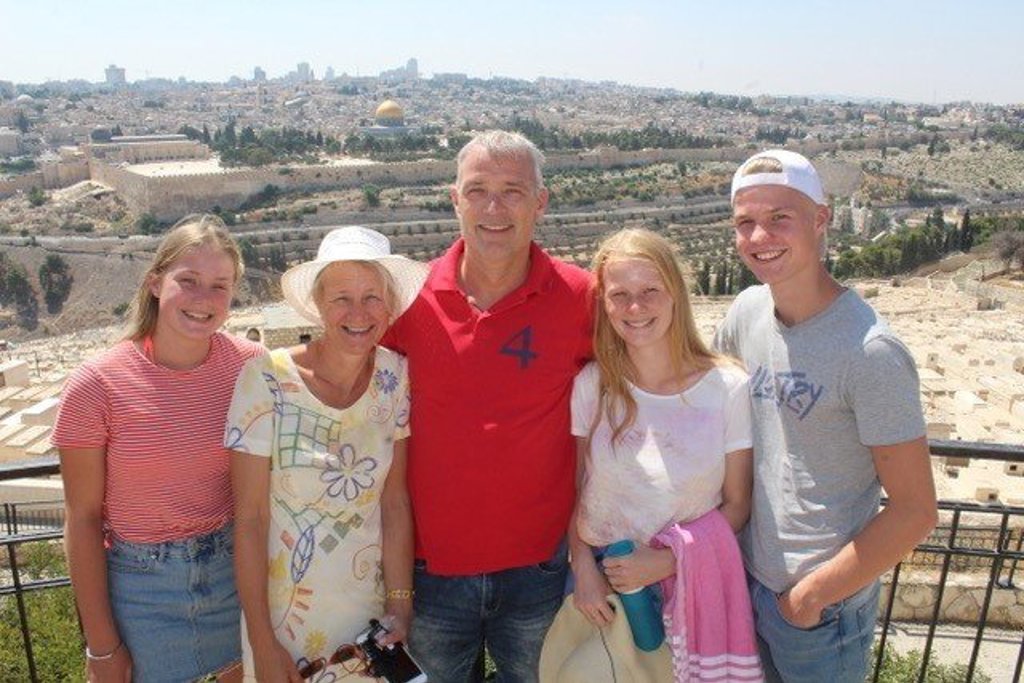 Kameel met ruiter in de woestijn tijdens familiereis door Israël en Jordanië.
