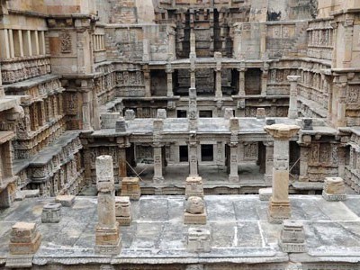 Rani ki Vav trappenput in Patan, Gujarat, met rijk bewerkte stenen galerijen en pilaren.