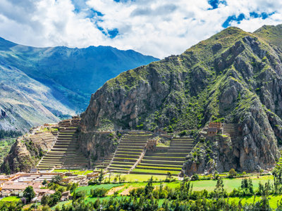 Inca-terrassen en ruïnes bij Ollantaytambo in de Heilige Vallei, Peru.