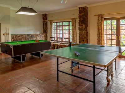 Recreatieruimte met pooltafel en tafeltennistafel in lodge tijdens Route Zuid-Afrika.