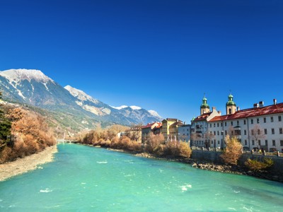 Innsbruck aan de rivier de Inn met Alpen op de achtergrond, route Centraal Europa.