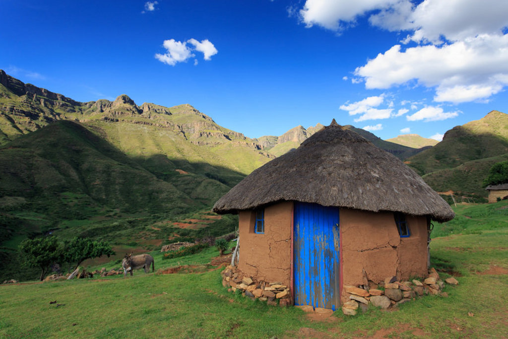 Rond hutje met rieten dak in de bergen van Lesotho tijdens groepsrondreis Zuid-Afrika, eSwatini en Lesotho.
