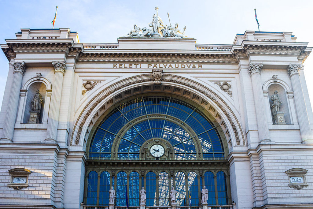 Gevel van station Keleti pályaudvar in Boedapest, startpunt van de Oriënt Express richting Istanbul.