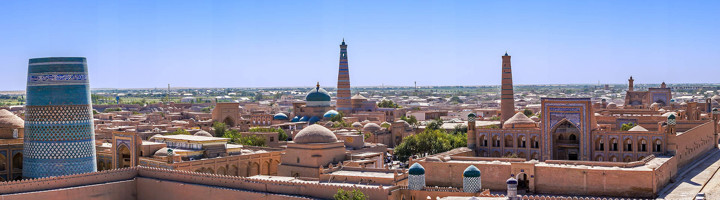 Panorama van Khiva met minaretten en turquoise koepels langs de Zijderoute in Oezbekistan.