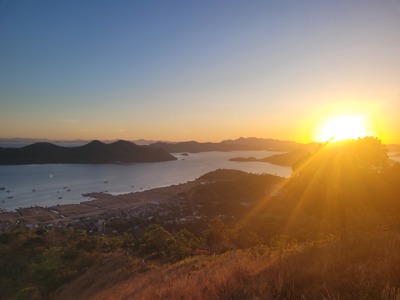 Zonsondergang boven de baai en eilanden bij Coron op Palawan, Filipijnen.