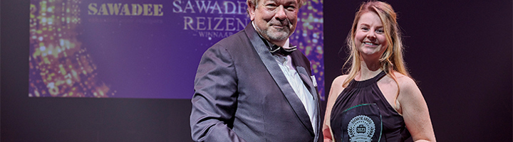 Sawadee ontvangt Vakantie Award  voor groepsreizen op het podium.