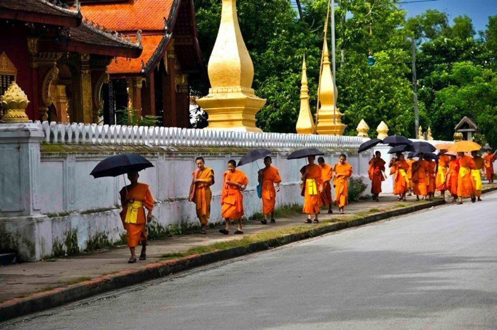 Traditionele visnetten hangen te drogen langs de Mekong in Laos tijdens een groepsrondreis Laos en Cambodja.