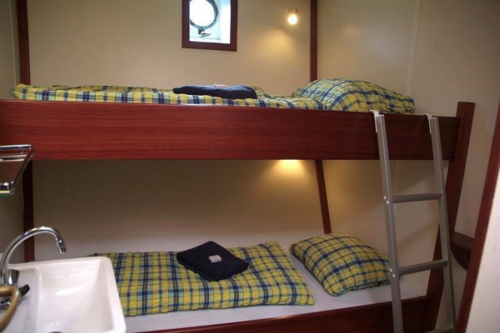 Slaapcabine aan boord van zeilschip Antigua tijdens groepsrondreis Noorwegen op zoek naar walvissen en noorderlicht.