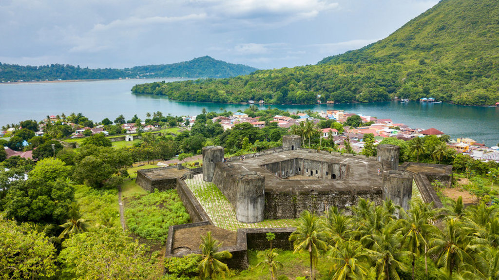 Fort Belgica bij Banda Neira met uitzicht op de baai en groene heuvels, Molukken, Indonesië.