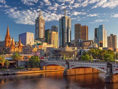 Skyline van Melbourne met de Yarra River en Princes Bridge tijdens zonsondergang.