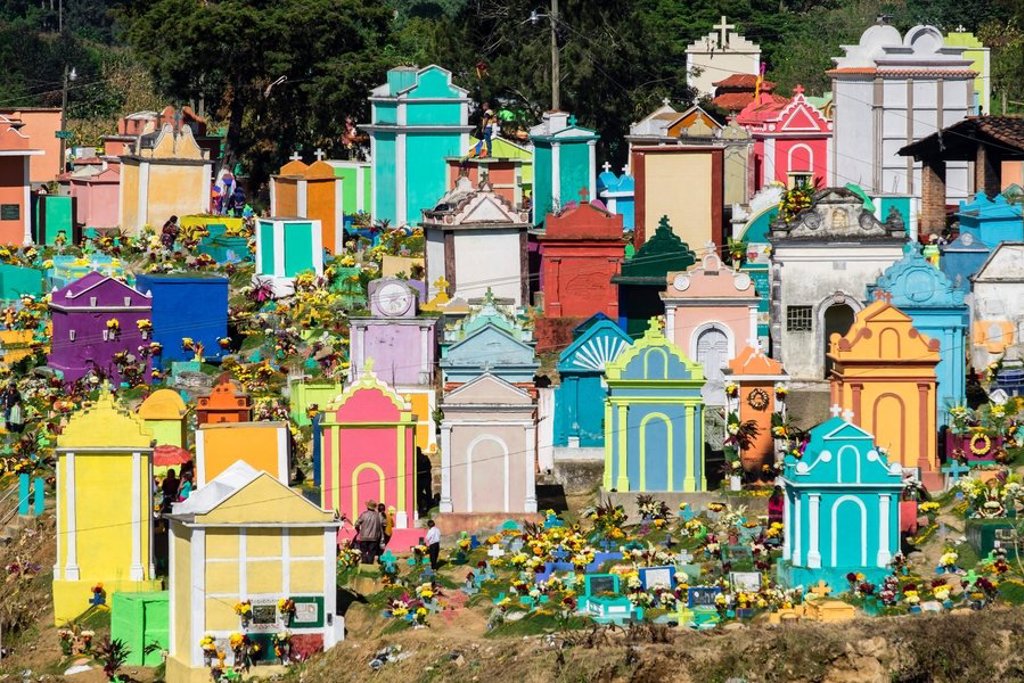 Kleurrijke gevels en daken van een historisch stadje tijdens groepsrondreis Mexico, Guatemala en Honduras.